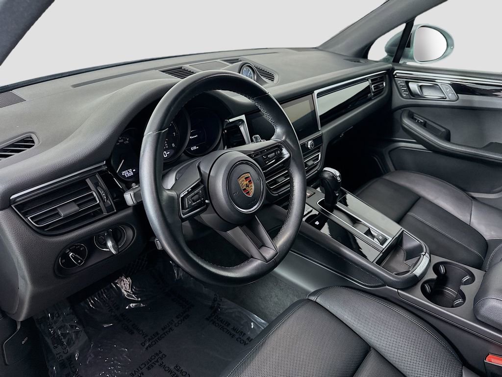 Certified 2023 Porsche Macan image 4