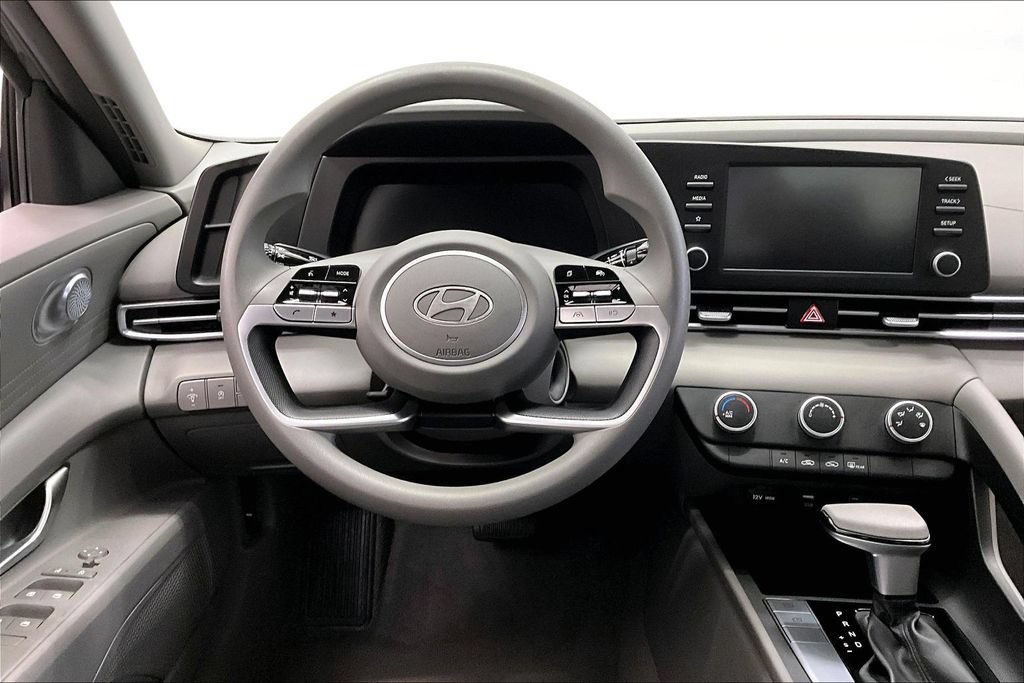 Certified 2024 Hyundai Elantra SE FWD image 5
