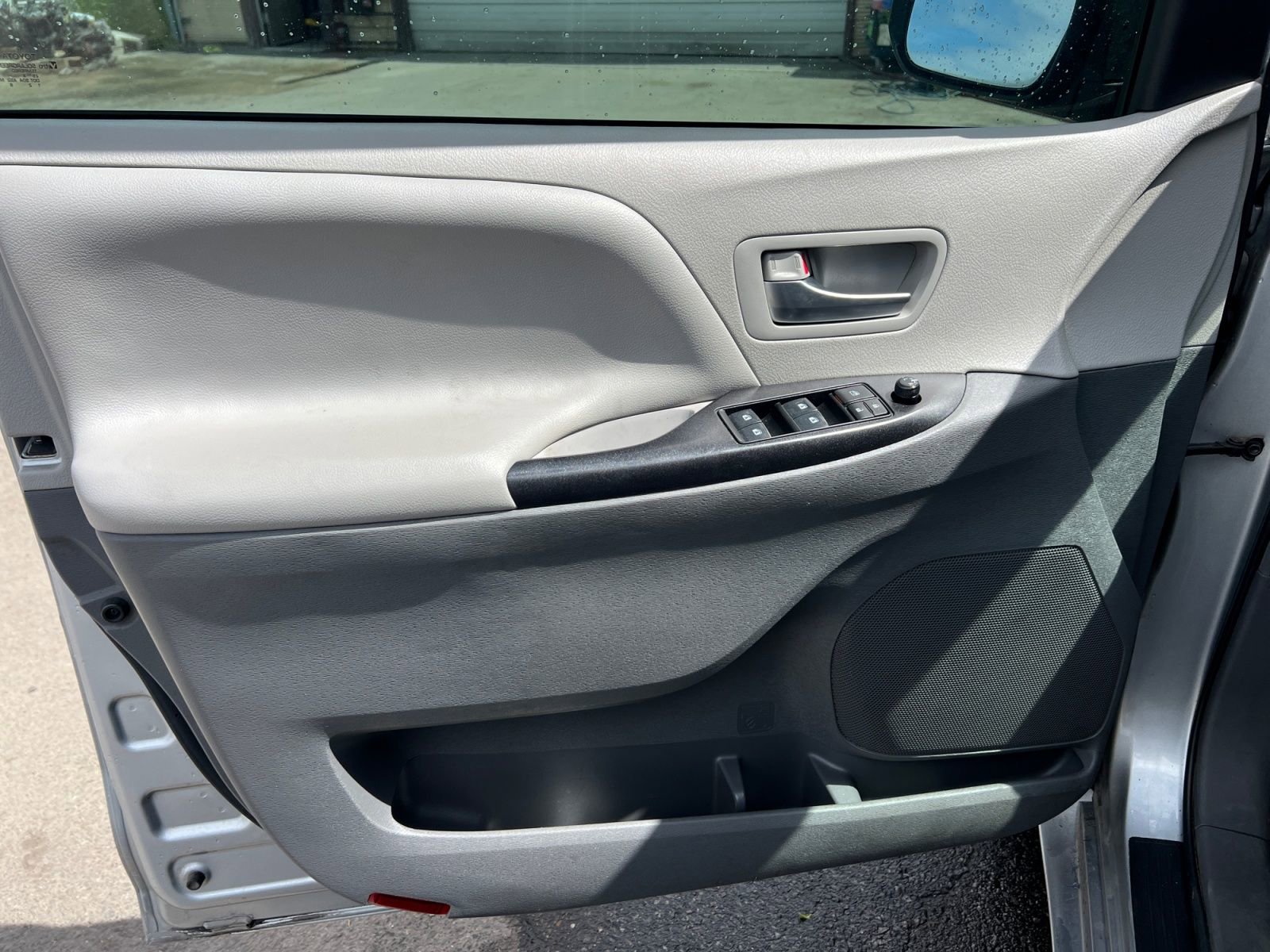 Used 2019 Toyota Sienna LE w/ LE Preferred Package FWD image 19