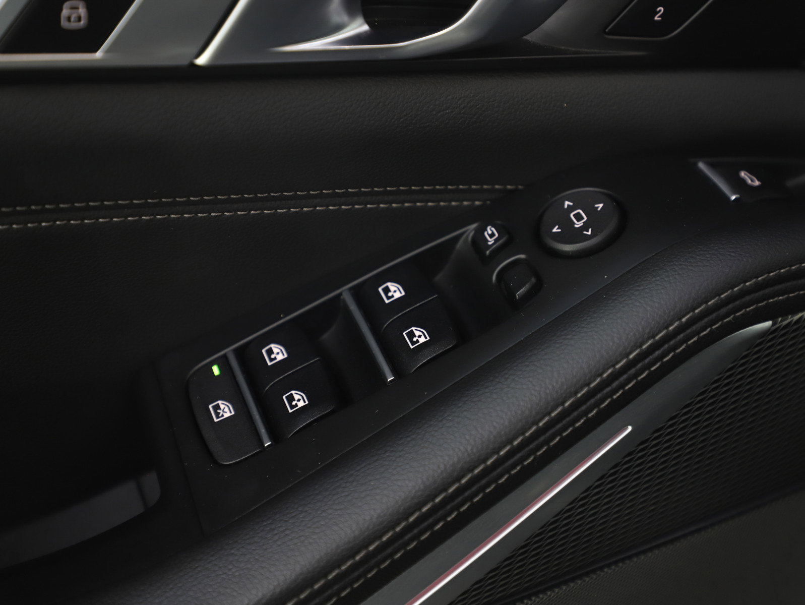 Used 2022 BMW X5 M50i image 25