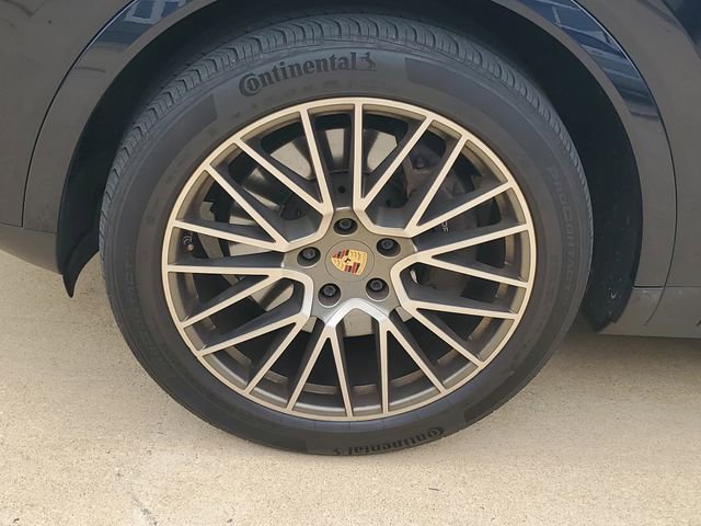 Used 2022 Porsche Cayenne Platinum Edition image 11