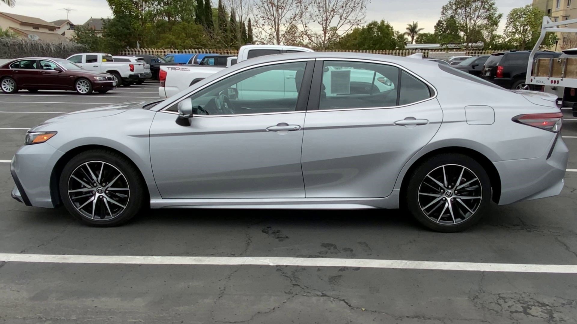 Used 2022 Toyota Camry SE image 9