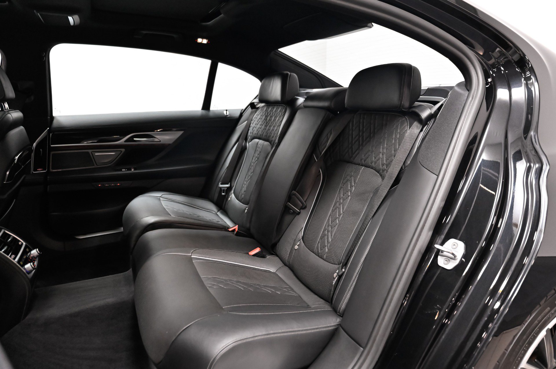 Used 2021 BMW 750i xDrive w/ Luxury Rear Seating Package AWD/4WD image 16