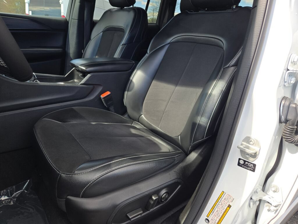 Used 2024 Jeep Grand Cherokee Altitude RWD image 29