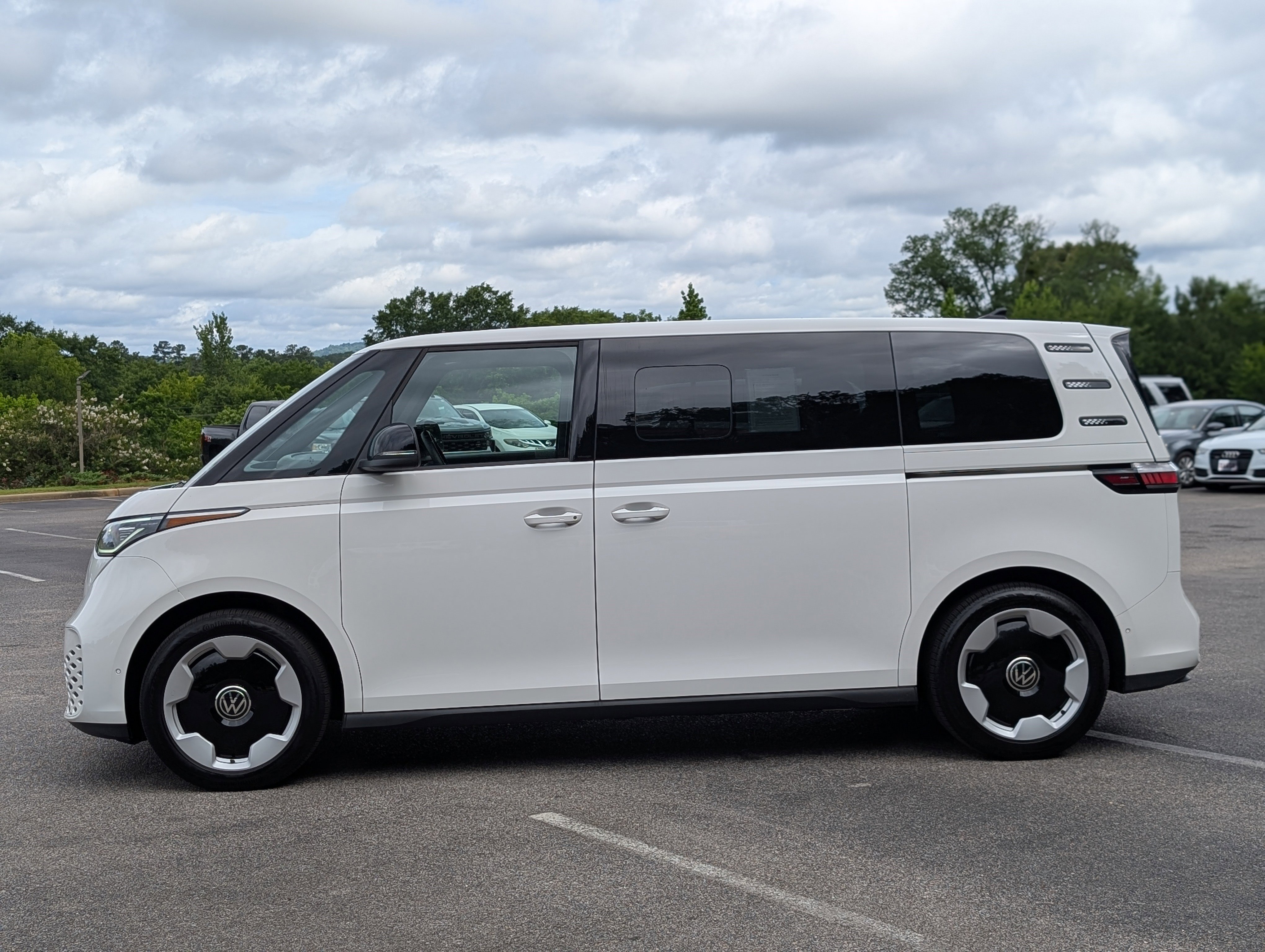 Used 2025 Volkswagen ID. Buzz Pro S RWD image 6