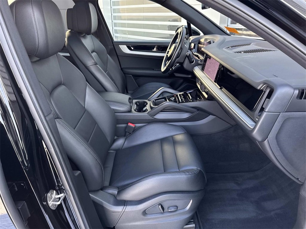 Used 2024 Porsche Cayenne Base image 8