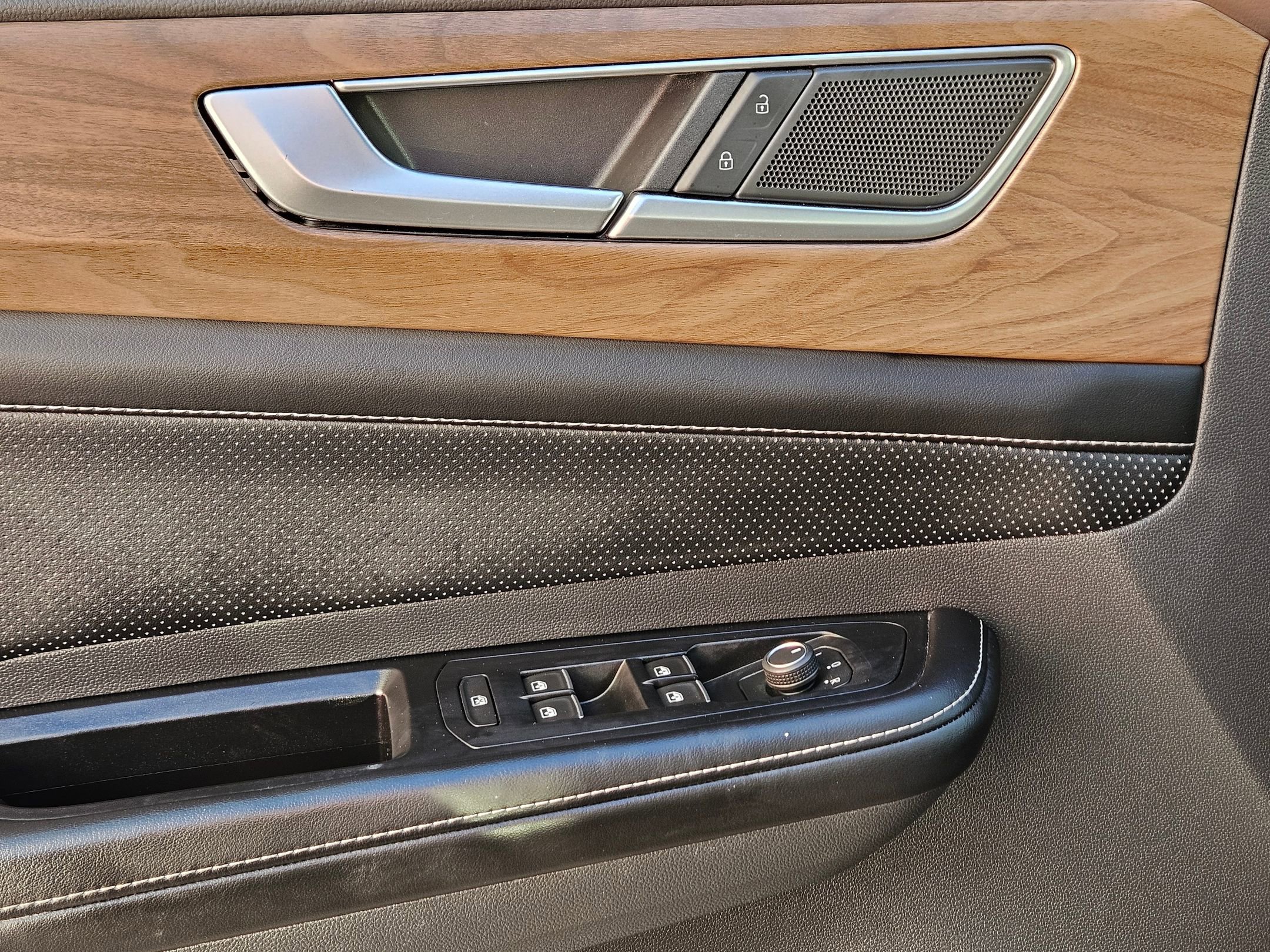 Used 2024 Volkswagen Atlas SE image 18