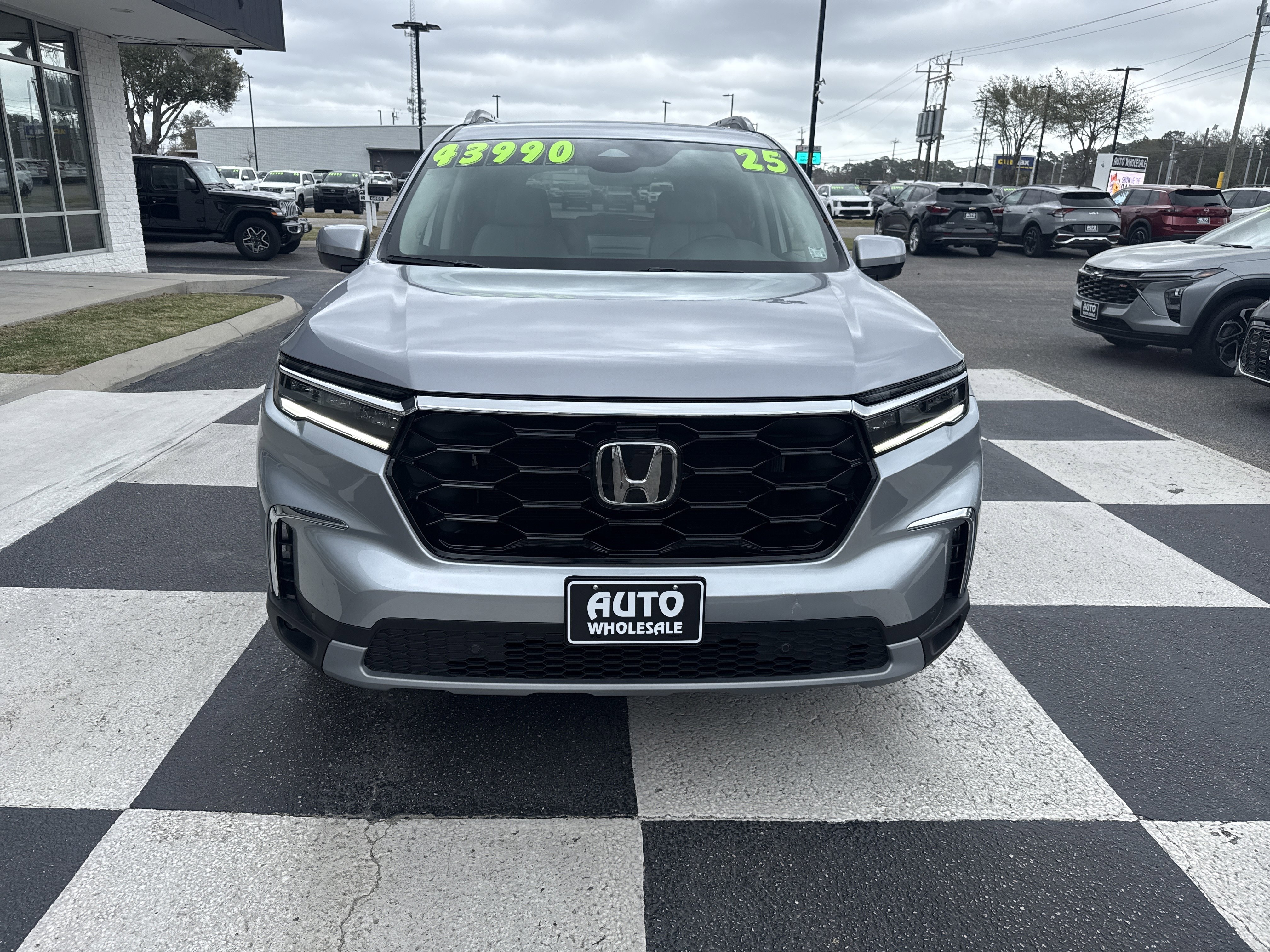 Used 2025 Honda Pilot Touring image 2