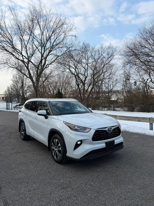 Used 2022 Toyota Highlander XLE image 2