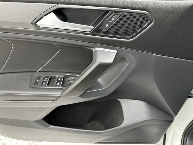 Used 2023 Volkswagen Tiguan SE AWD/4WD image 13