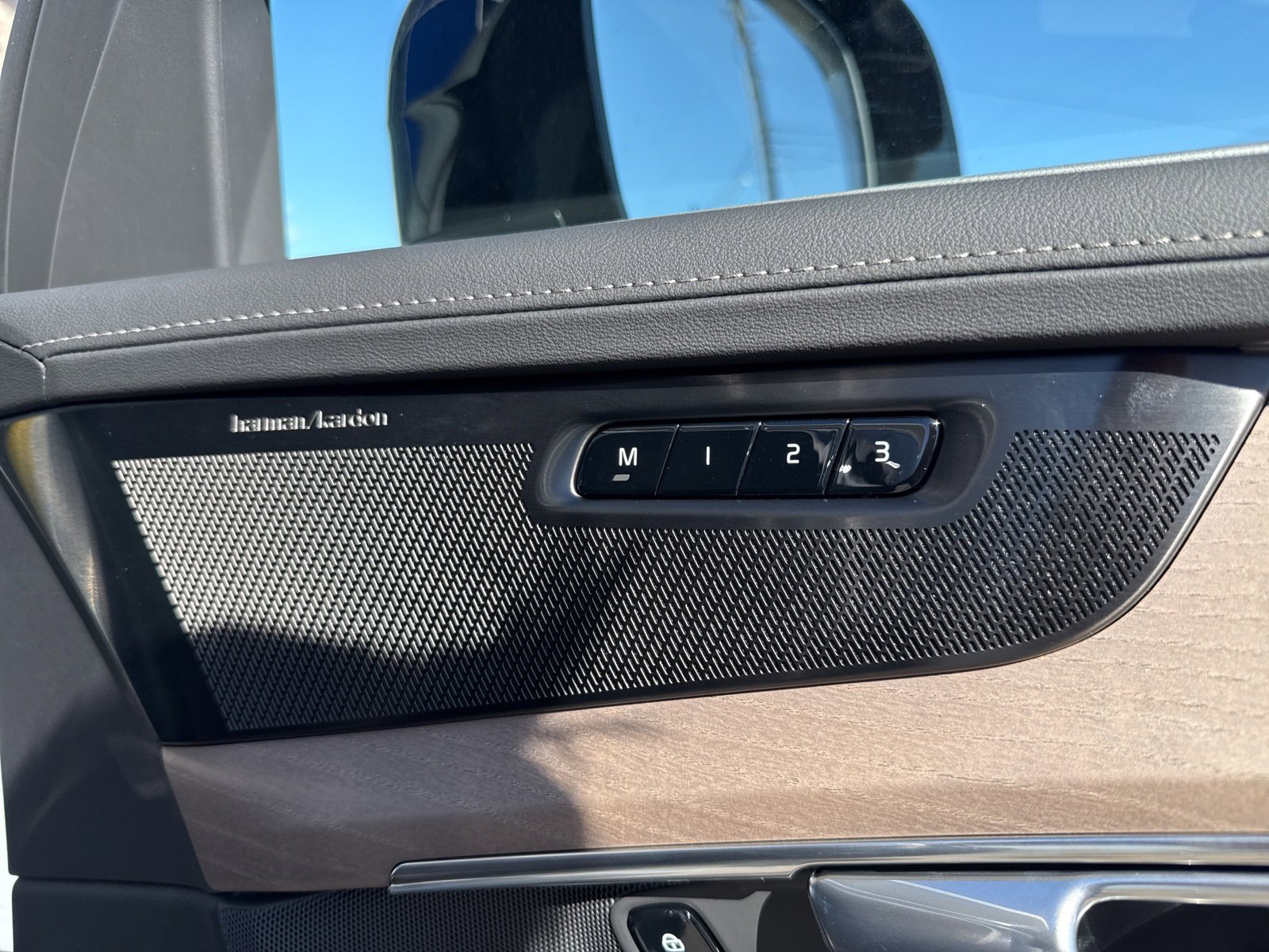 New 2026 Volvo XC90 B6 Ultra w/ Protection Package Premier image 17