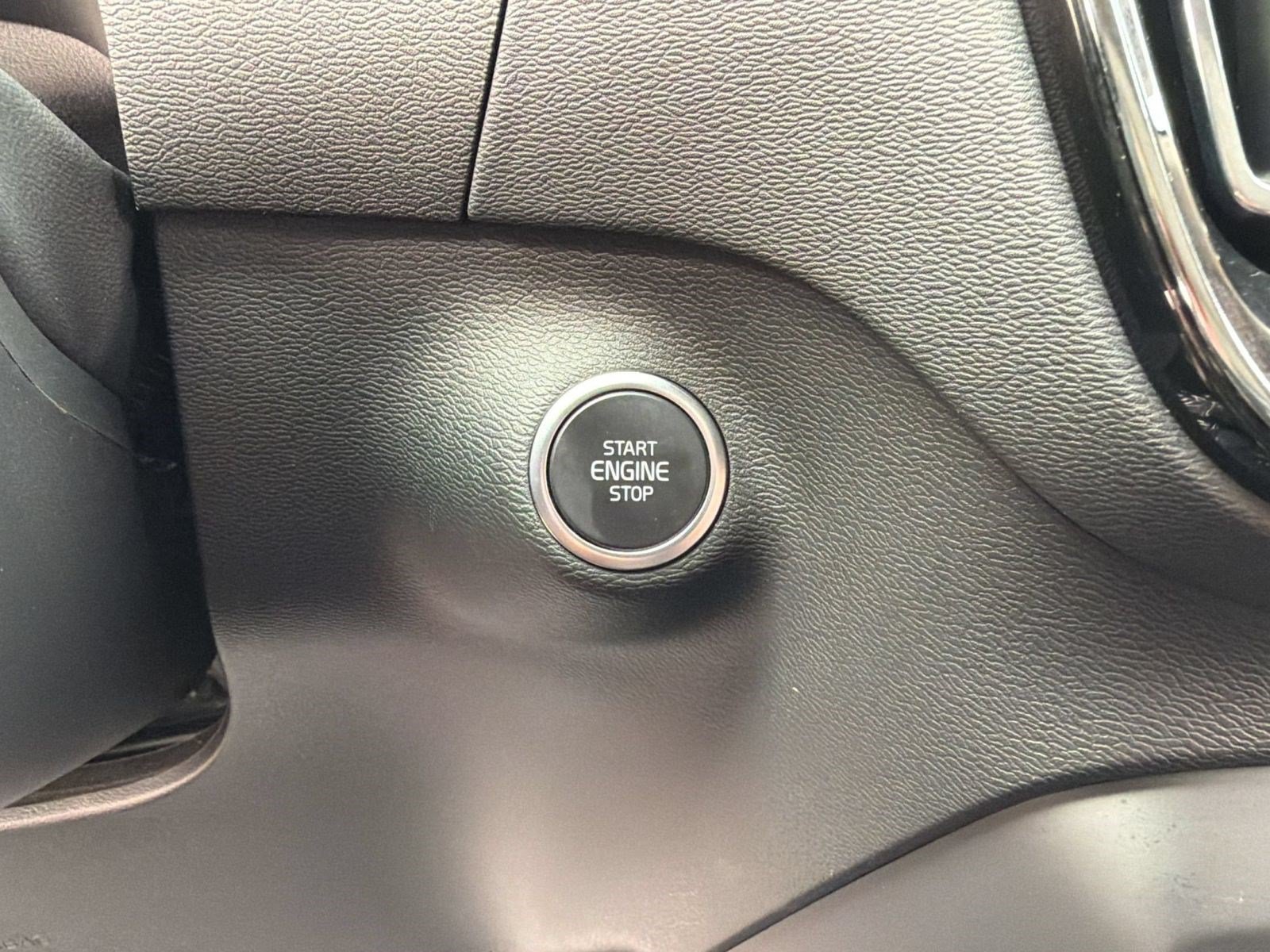 Used 2025 Volvo XC40 B5 Core AWD/4WD image 16