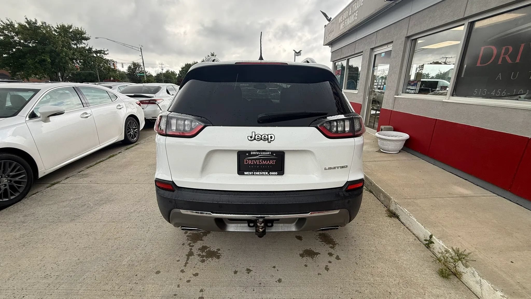 Used 2019 Jeep Cherokee Limited w/ Luxury Group FWD image 8