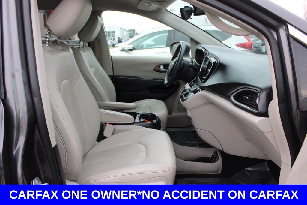 Used 2017 Chrysler Pacifica Touring-L image 20