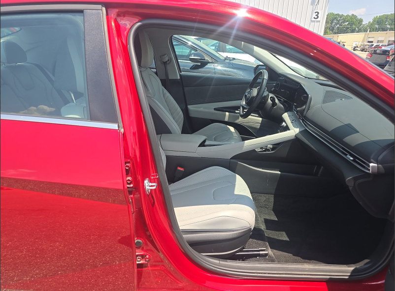 Used 2025 Hyundai Elantra Limited FWD image 8