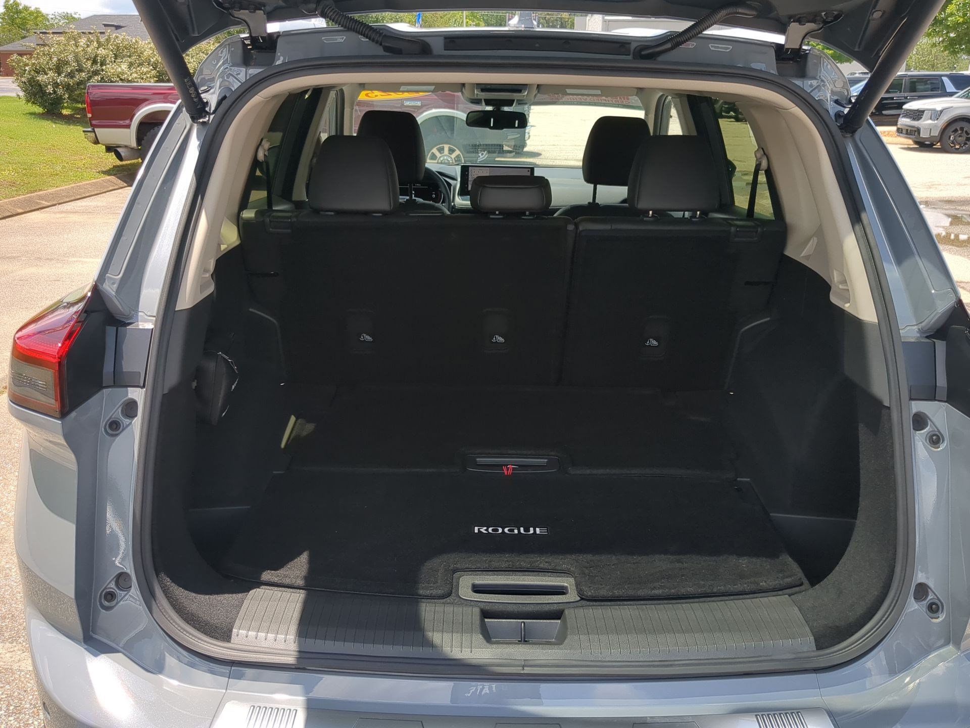 Used 2025 Nissan Rogue SL AWD/4WD image 22