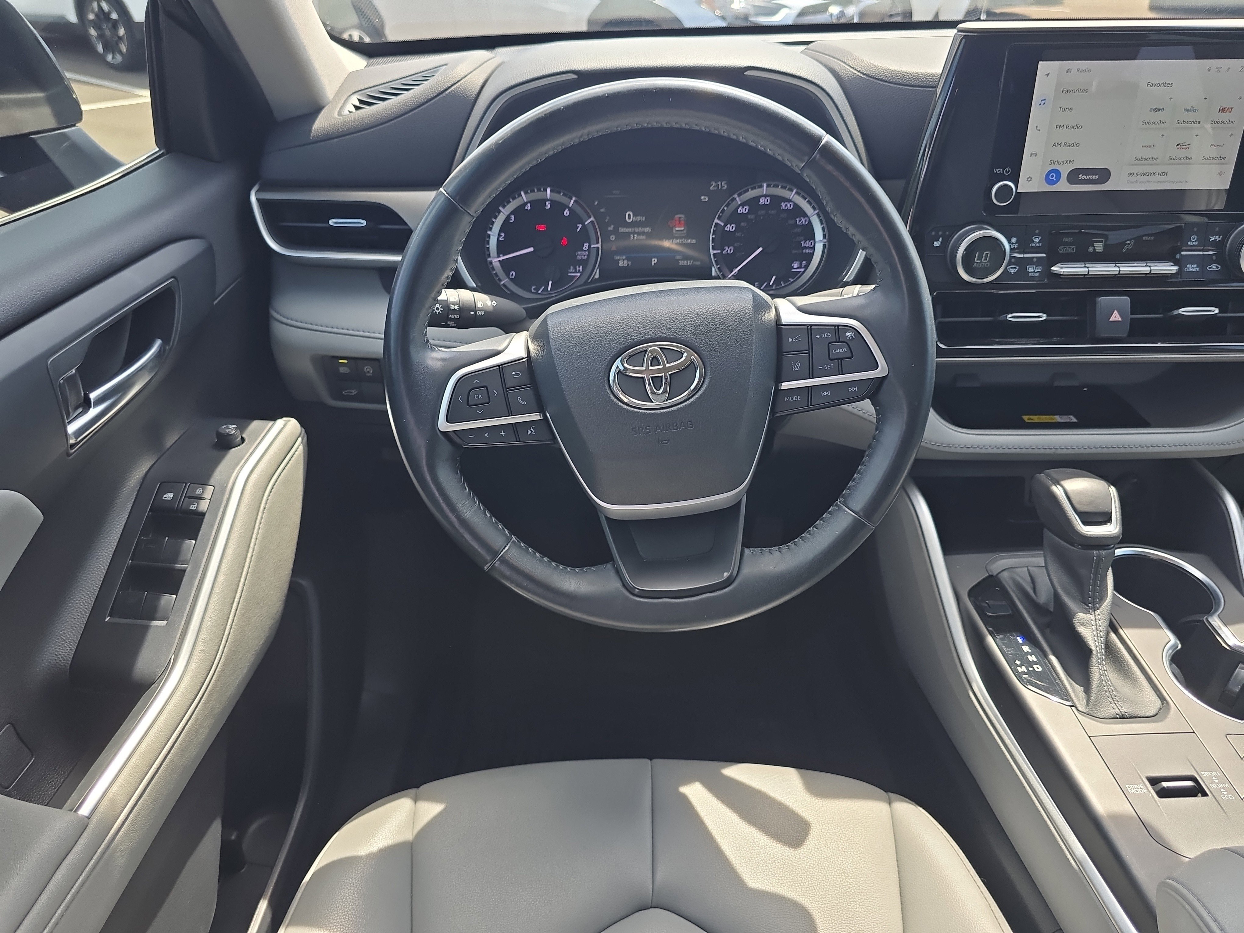 Used 2023 Toyota Highlander XLE image 14