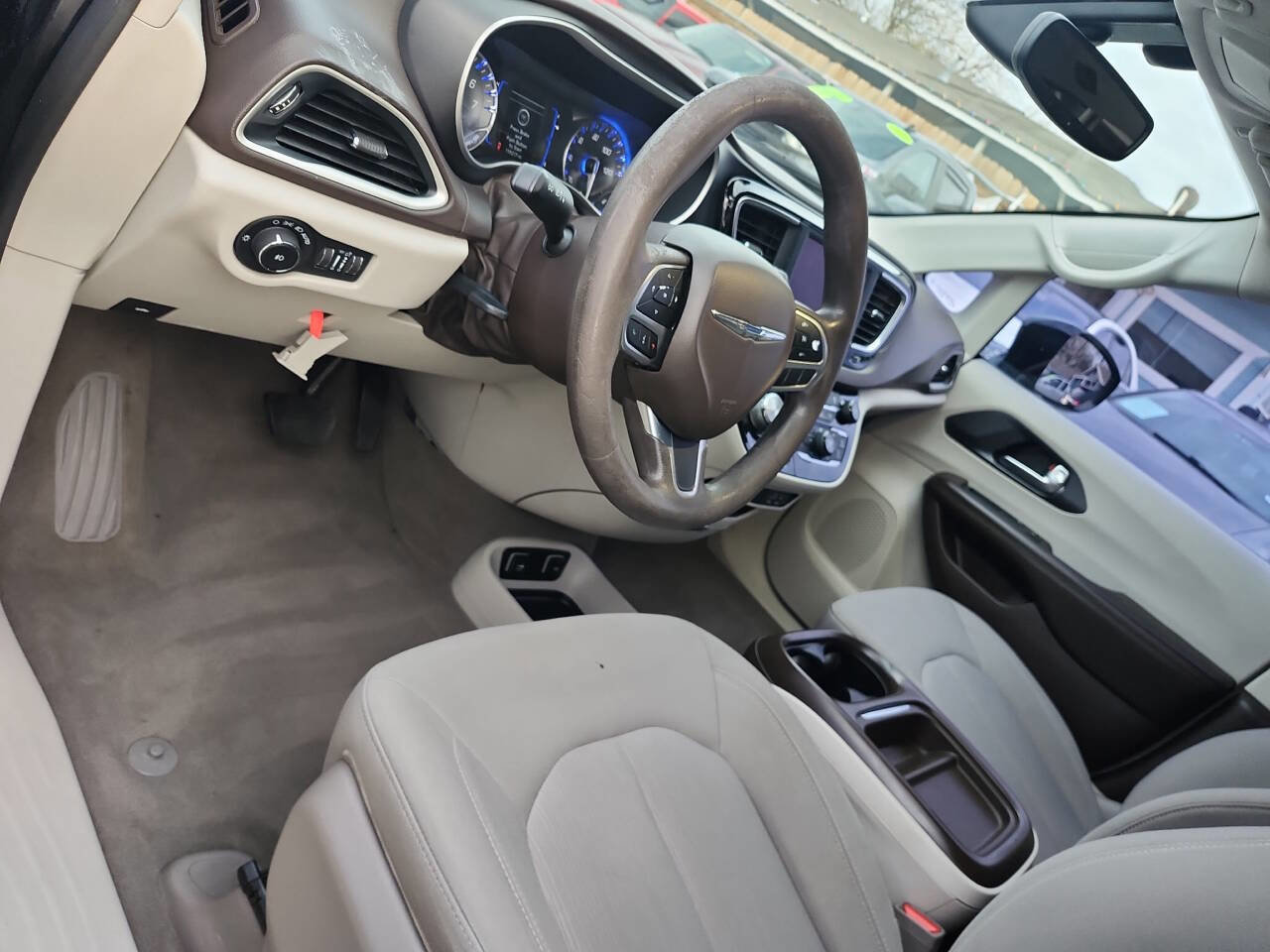 Used 2017 Chrysler Pacifica Touring FWD image 5
