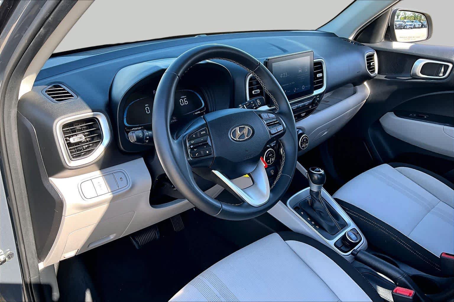 Certified 2023 Hyundai Venue SEL FWD image 18