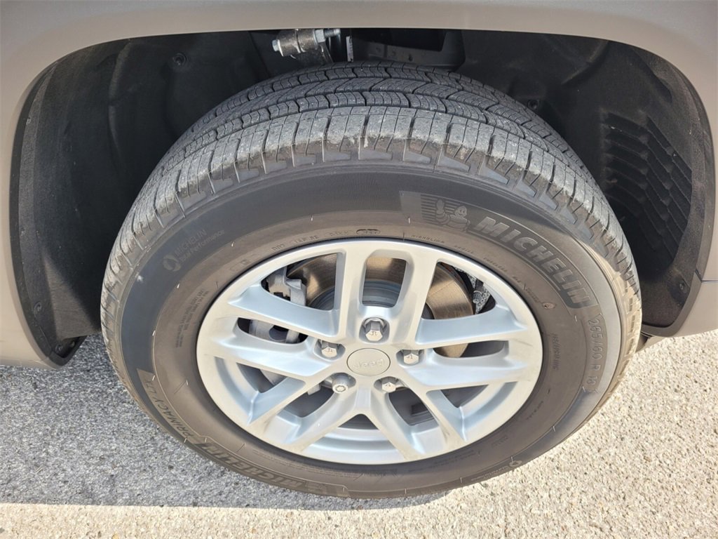 Used 2025 Jeep Grand Cherokee Laredo X w/ Luxury Tech Group I image 22