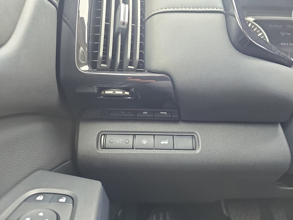 Used 2025 Nissan Pathfinder SV FWD image 27