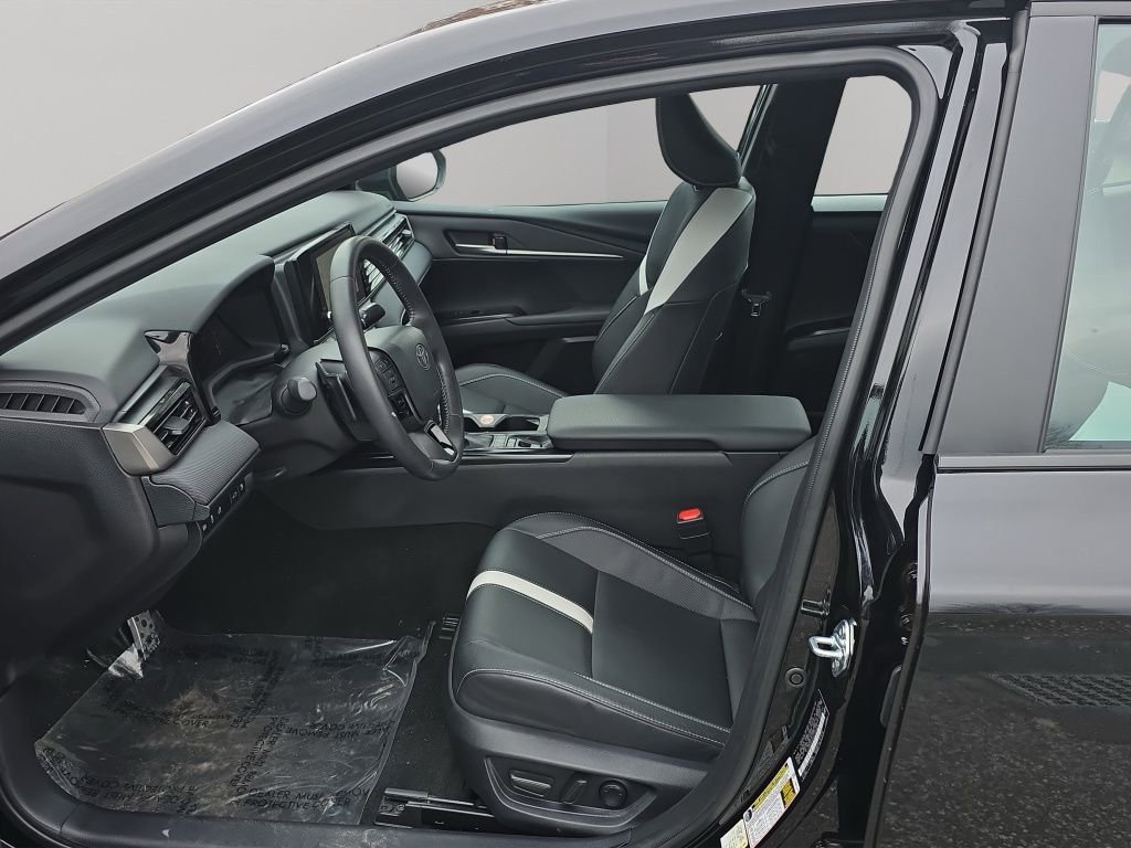 Used 2025 Toyota Camry SE image 11