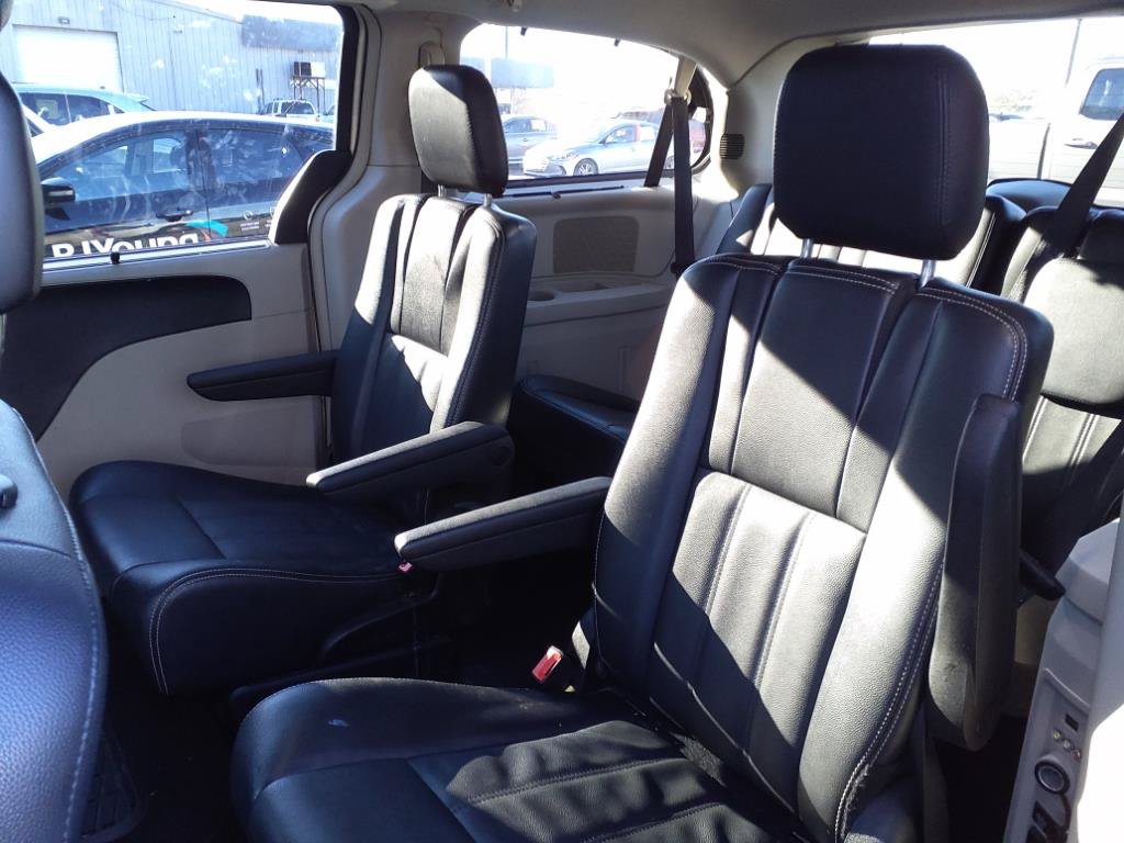 Used 2015 Chrysler Town & Country Touring w/ Driver Convenience Group FWD image 9