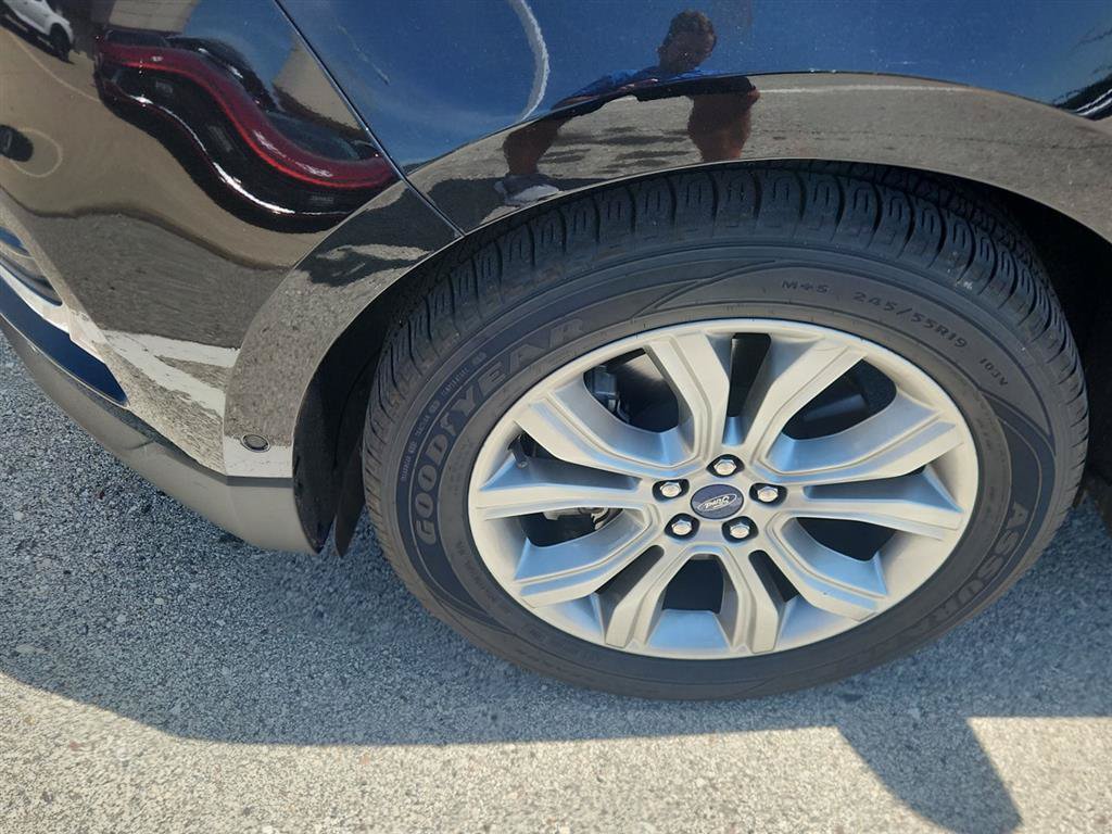 Used 2019 Ford Edge Titanium w/ Equipment Group 301A AWD/4WD image 11