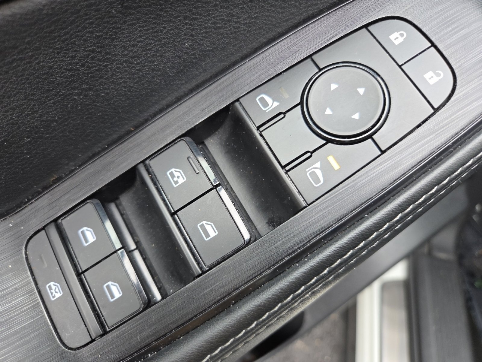 Used 2023 Nissan Rogue SV AWD/4WD image 25