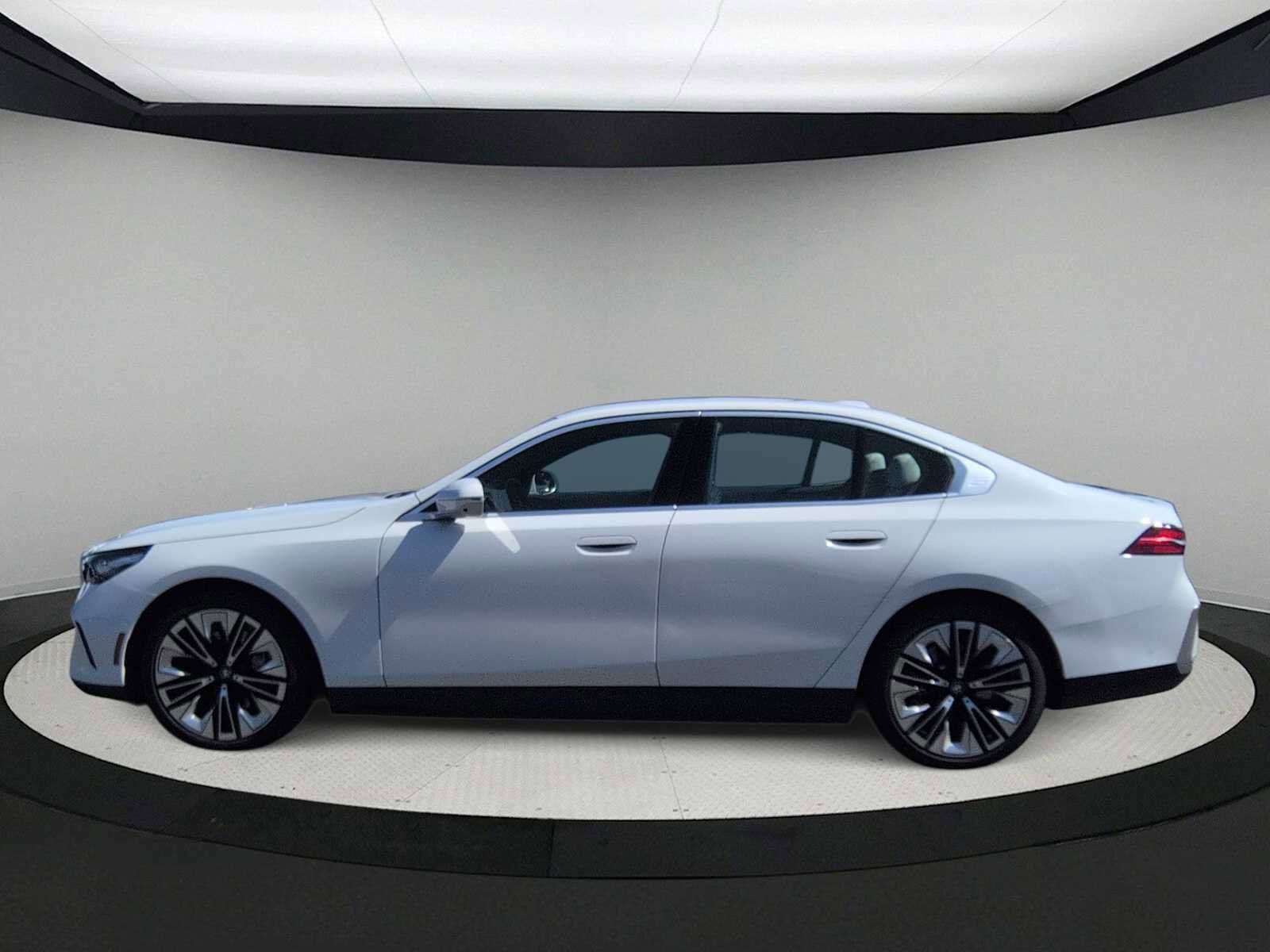 Used 2025 BMW i5 xDrive40 w/ Premium Package image 5