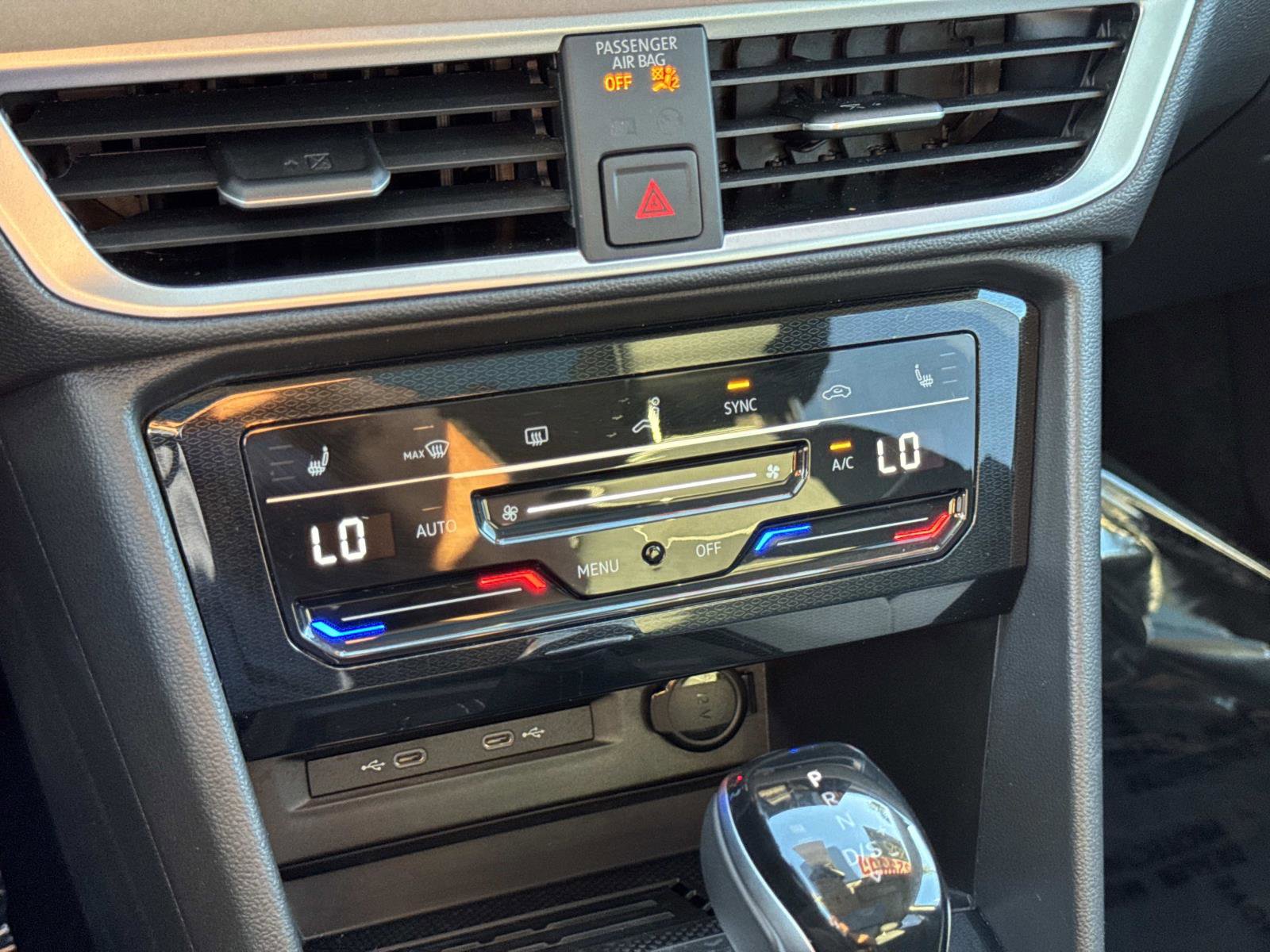 Certified 2025 Volkswagen Taos SE w/ Panoramic Sunroof Package image 23