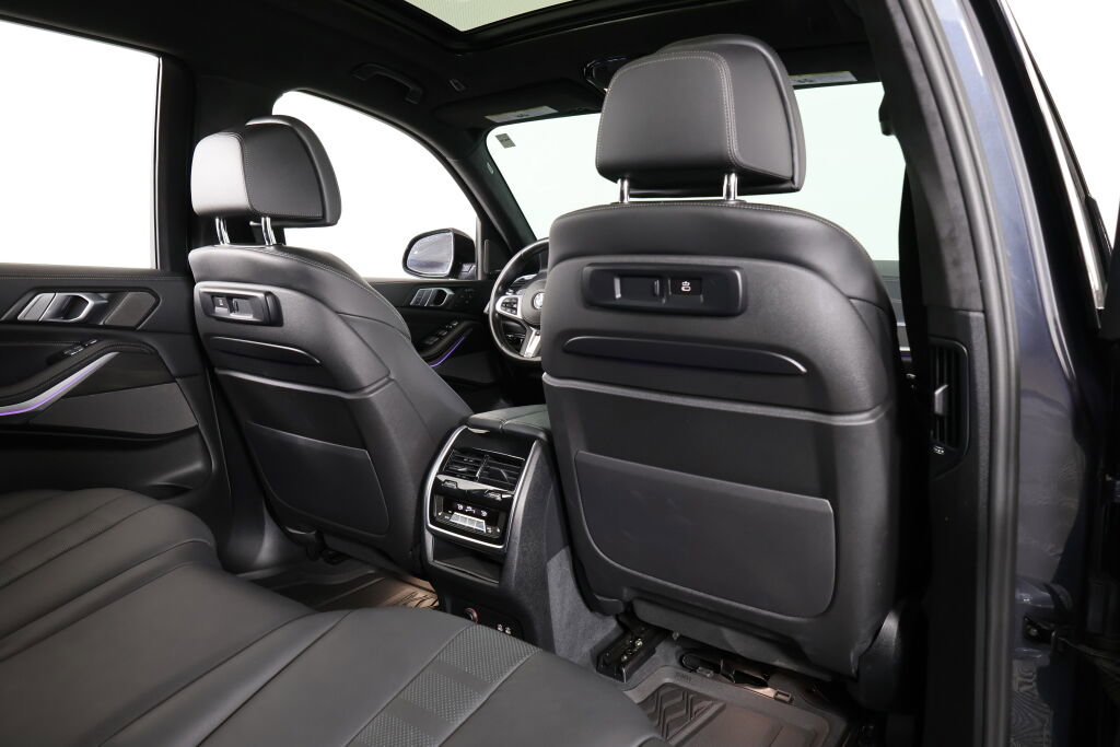 Used 2020 BMW X7 M50i image 24