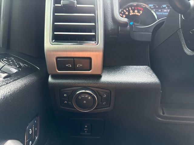 Used 2017 Ford F150 Platinum w/ Equipment Group 701A Luxury AWD/4WD image 29