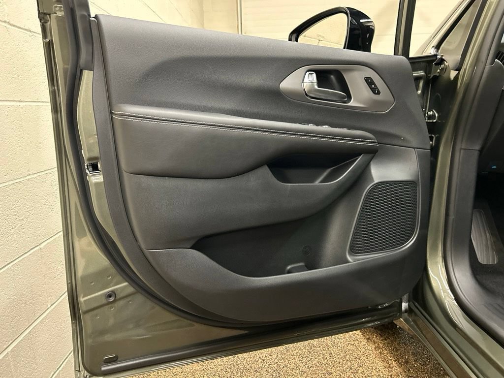 New 2027 Chrysler Pacifica Limited FWD image 13