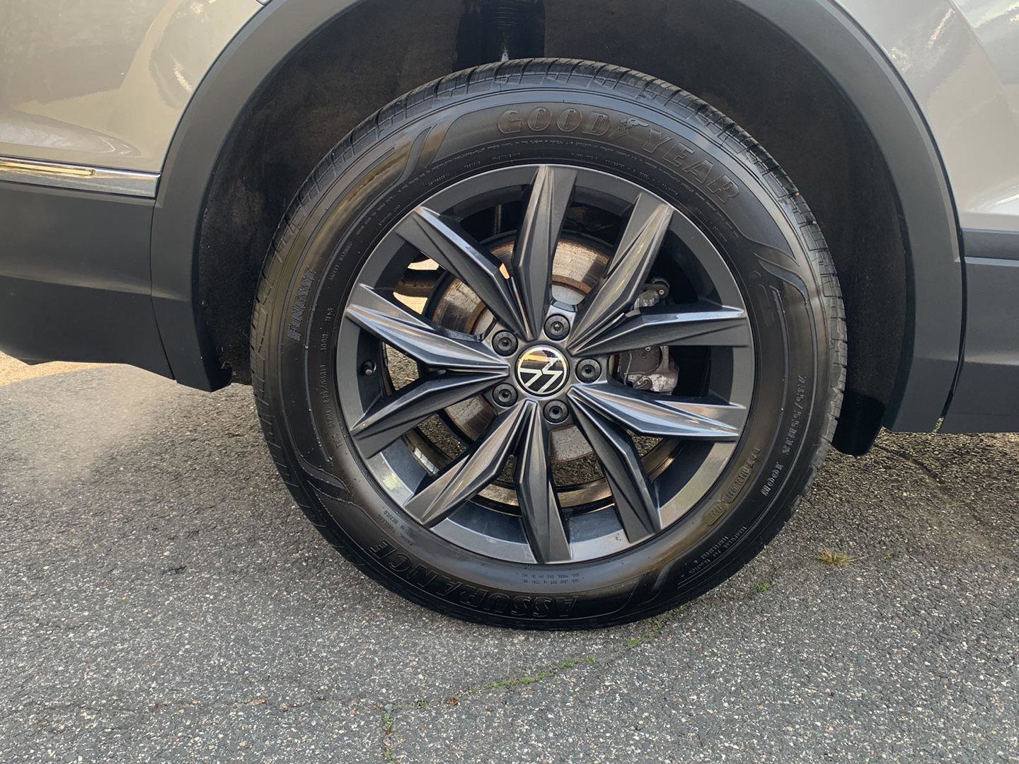 Used 2024 Volkswagen Tiguan SE w/ Panoramic Sunroof Package image 10