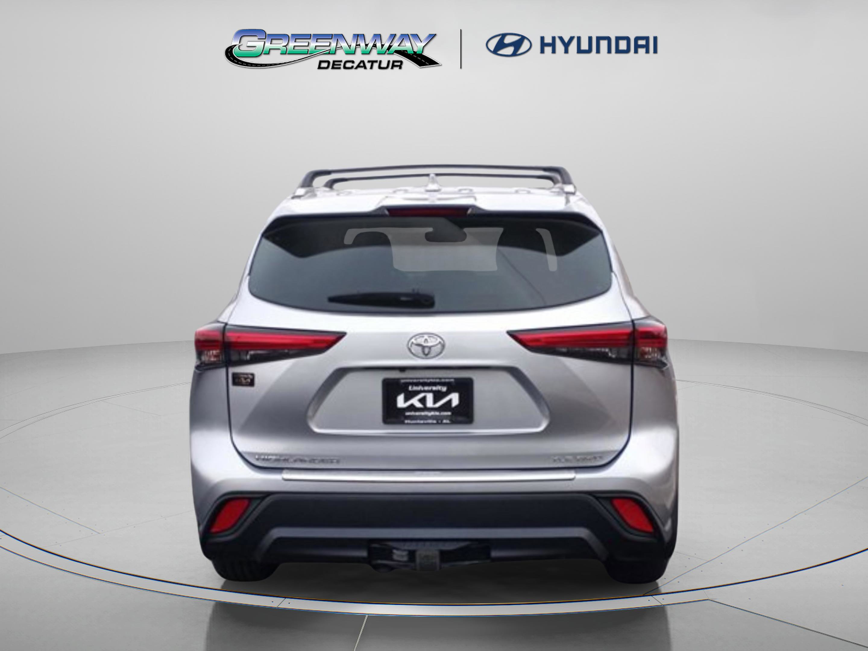 Used 2023 Toyota Highlander XLE AWD/4WD image 6