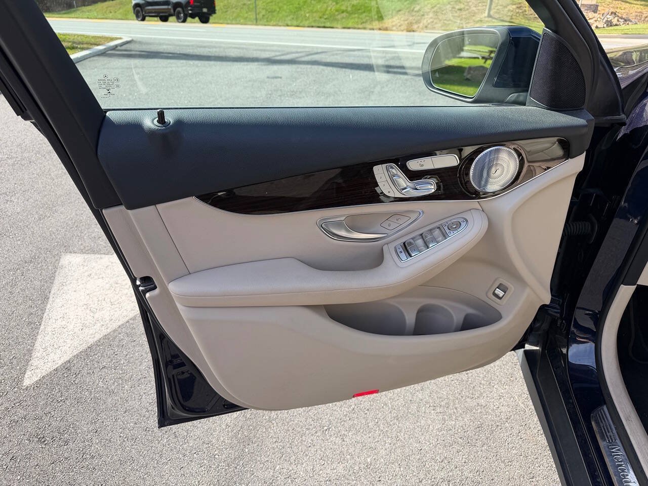 Used 2018 Mercedes-Benz GLC 300 4MATIC image 9