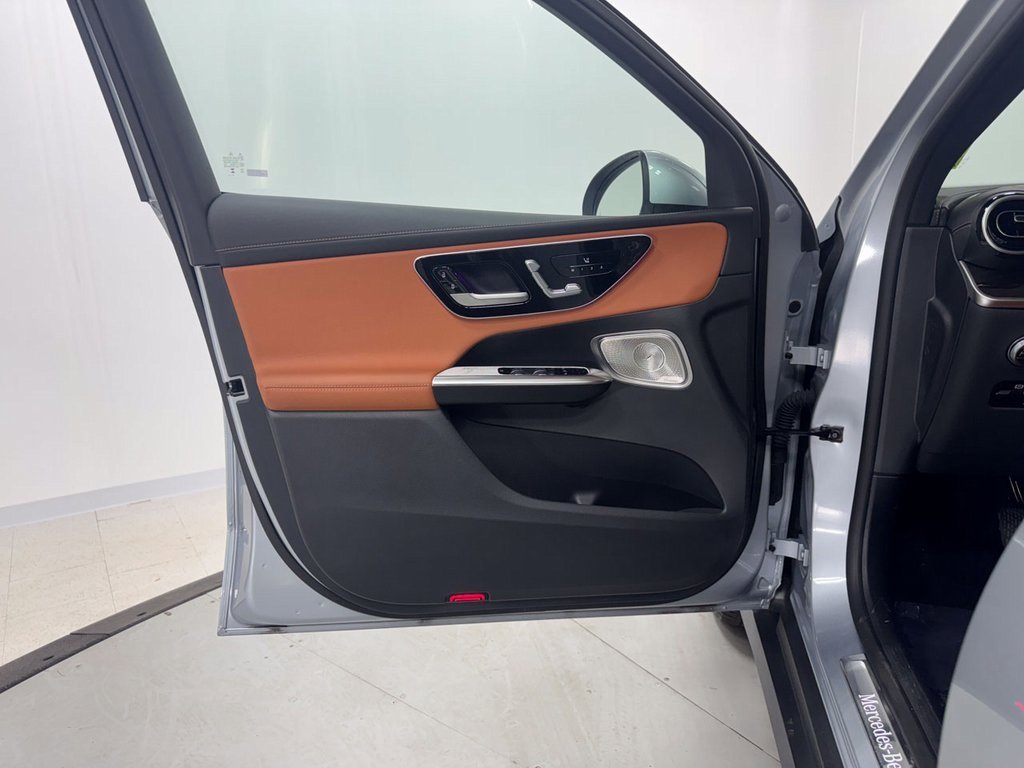 Used 2024 Mercedes-Benz GLC 300 4MATIC image 5