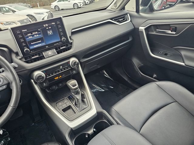 Used 2020 Toyota RAV4 XLE Premium image 31