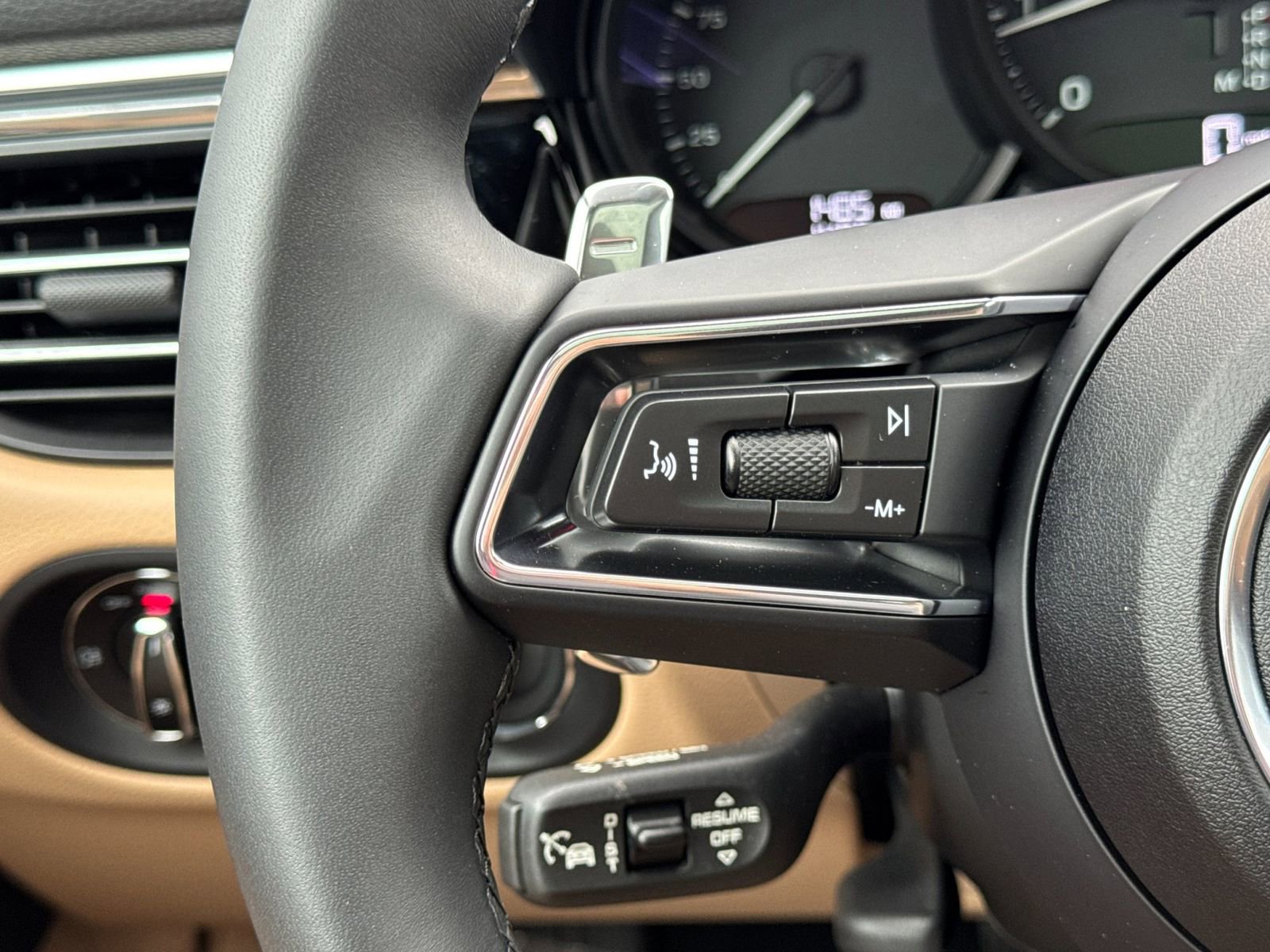 Certified 2025 Porsche Macan image 28