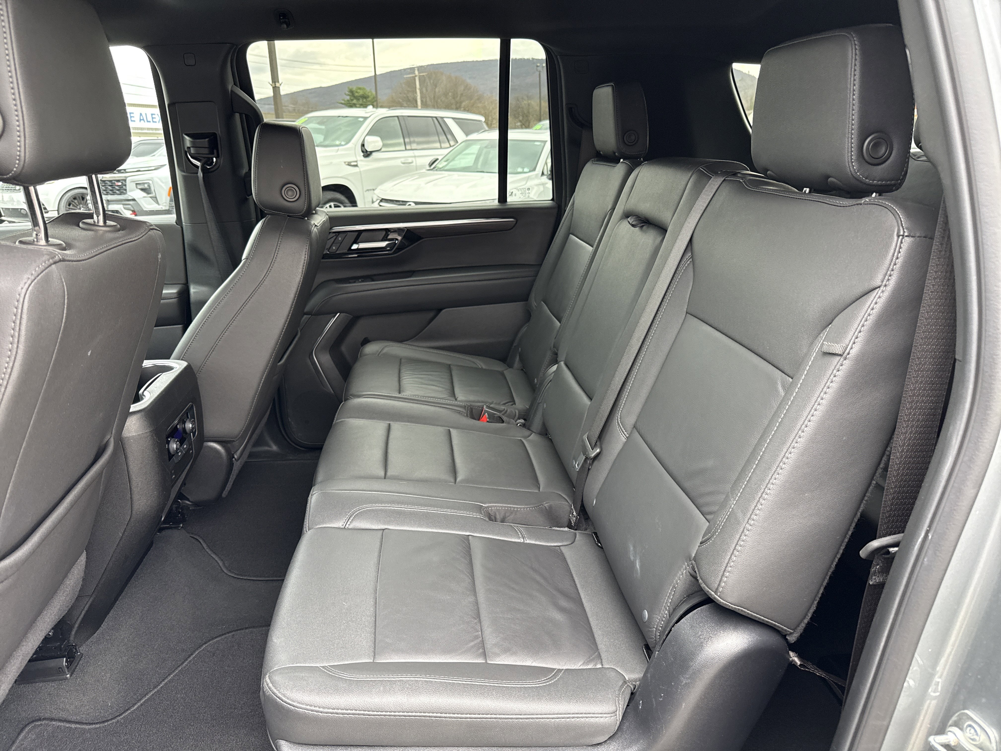 Used 2025 Chevrolet Suburban Z71 AWD/4WD image 13
