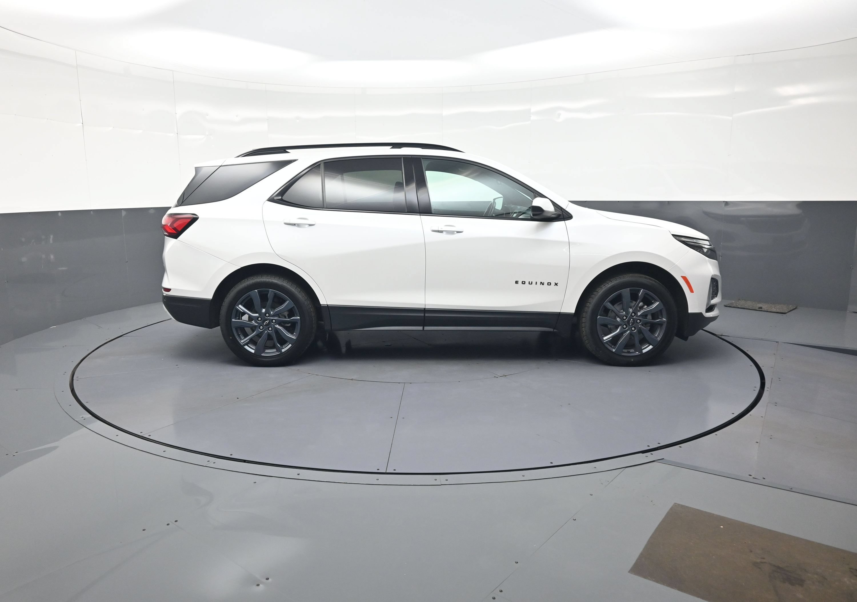 Used 2022 Chevrolet Equinox RS AWD/4WD image 2