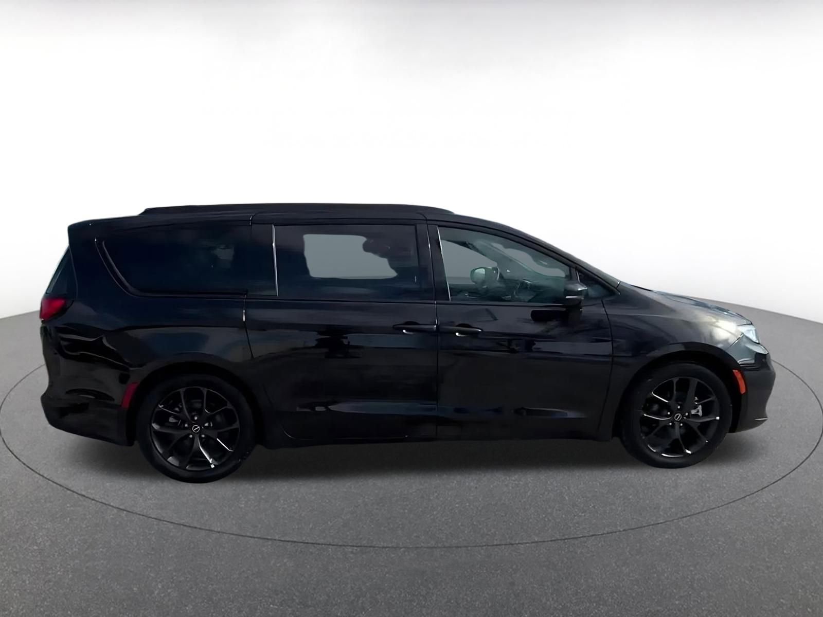 Used 2025 Chrysler Pacifica Limited image 16