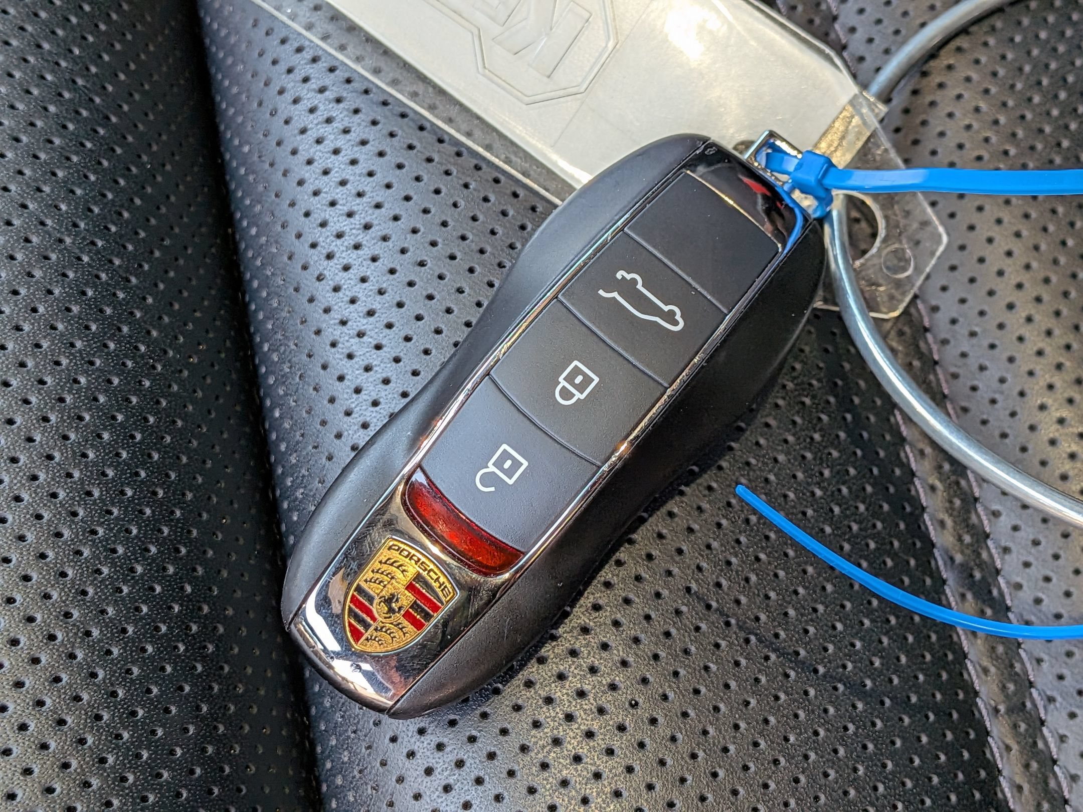 Certified 2025 Porsche Macan Turbo AWD/4WD image 39