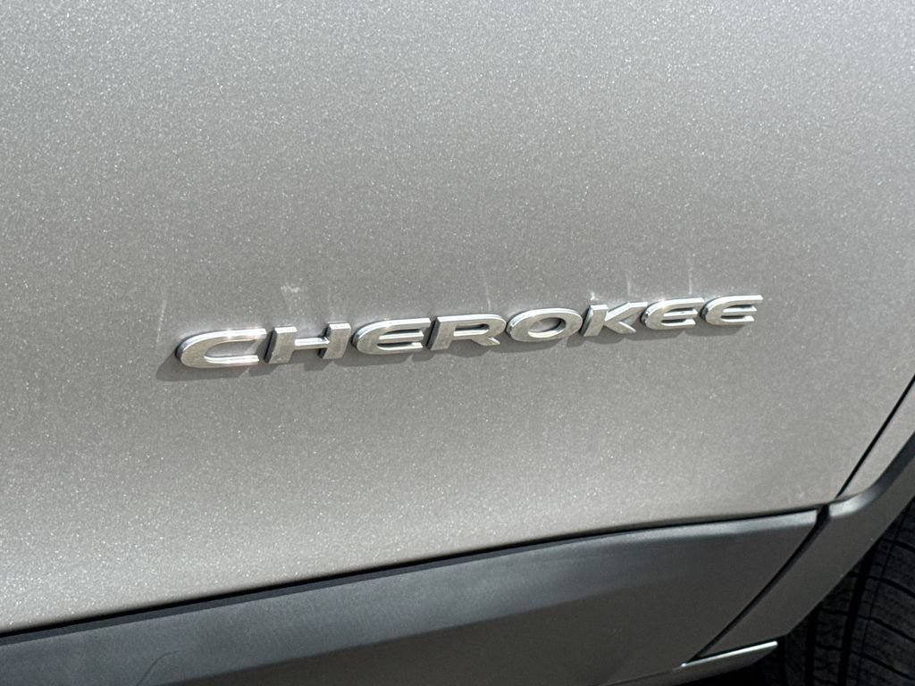 Used 2019 Jeep Cherokee Limited FWD image 8
