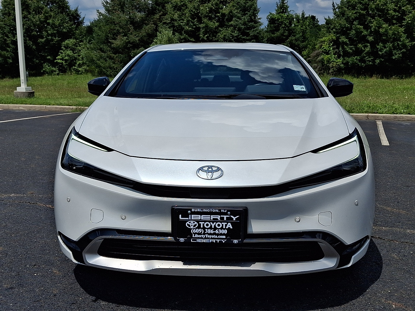 Used 2024 Toyota Prius Prime FWD image 2