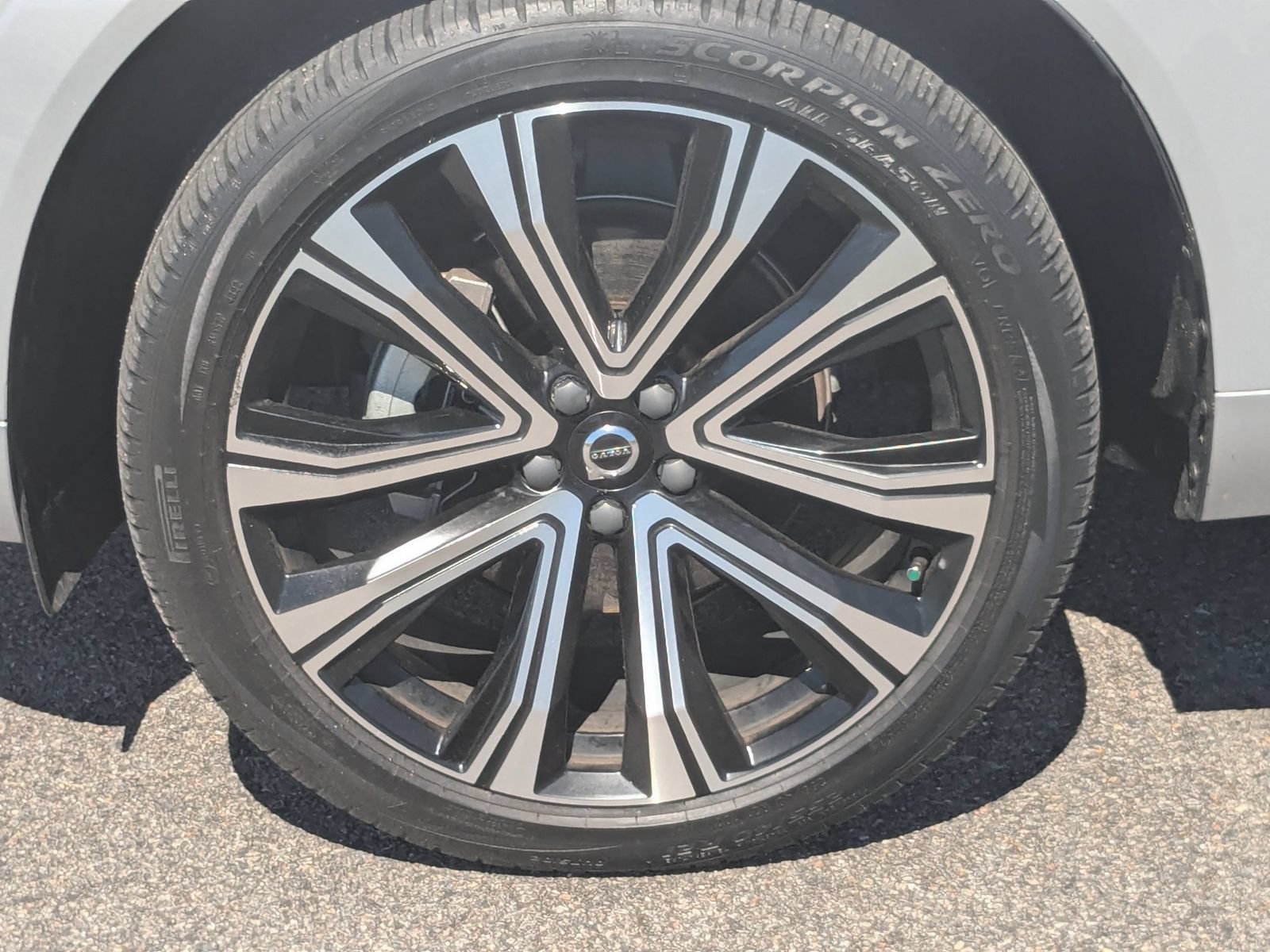 Used 2023 Volvo XC60 B5 Ultimate w/ Climate Package FWD image 10