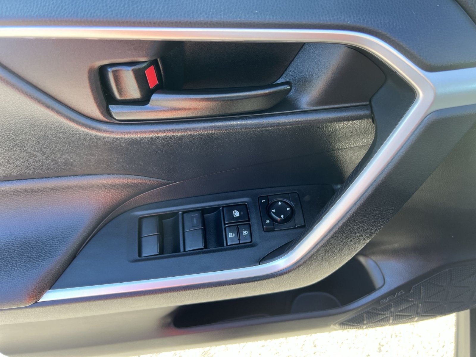 Used 2024 Toyota RAV4 LE AWD/4WD image 14