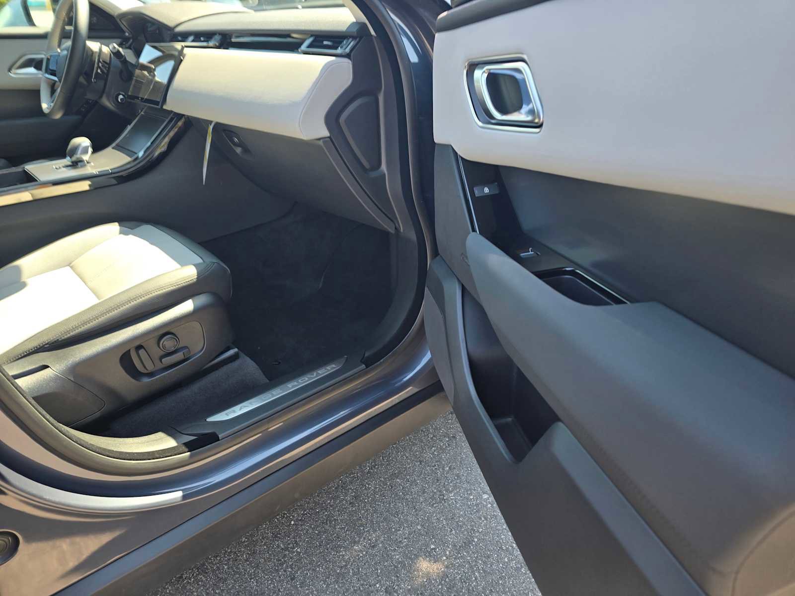 Certified 2025 Land Rover Range Rover Velar Dynamic SE image 11