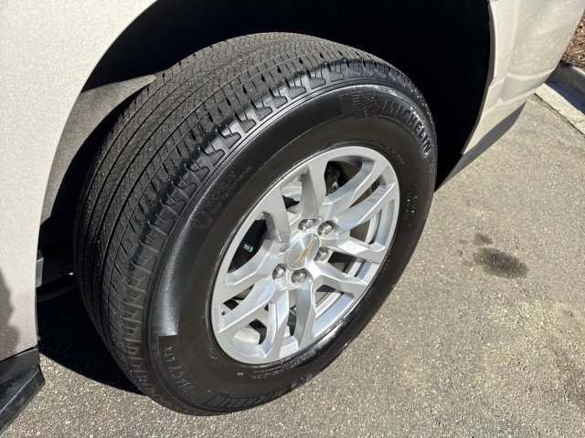 Used 2023 Chevrolet Suburban LT w/ Luxury Package image 12